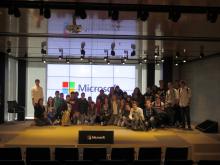 Fotografía de grupo en la sede de Microsoft España
